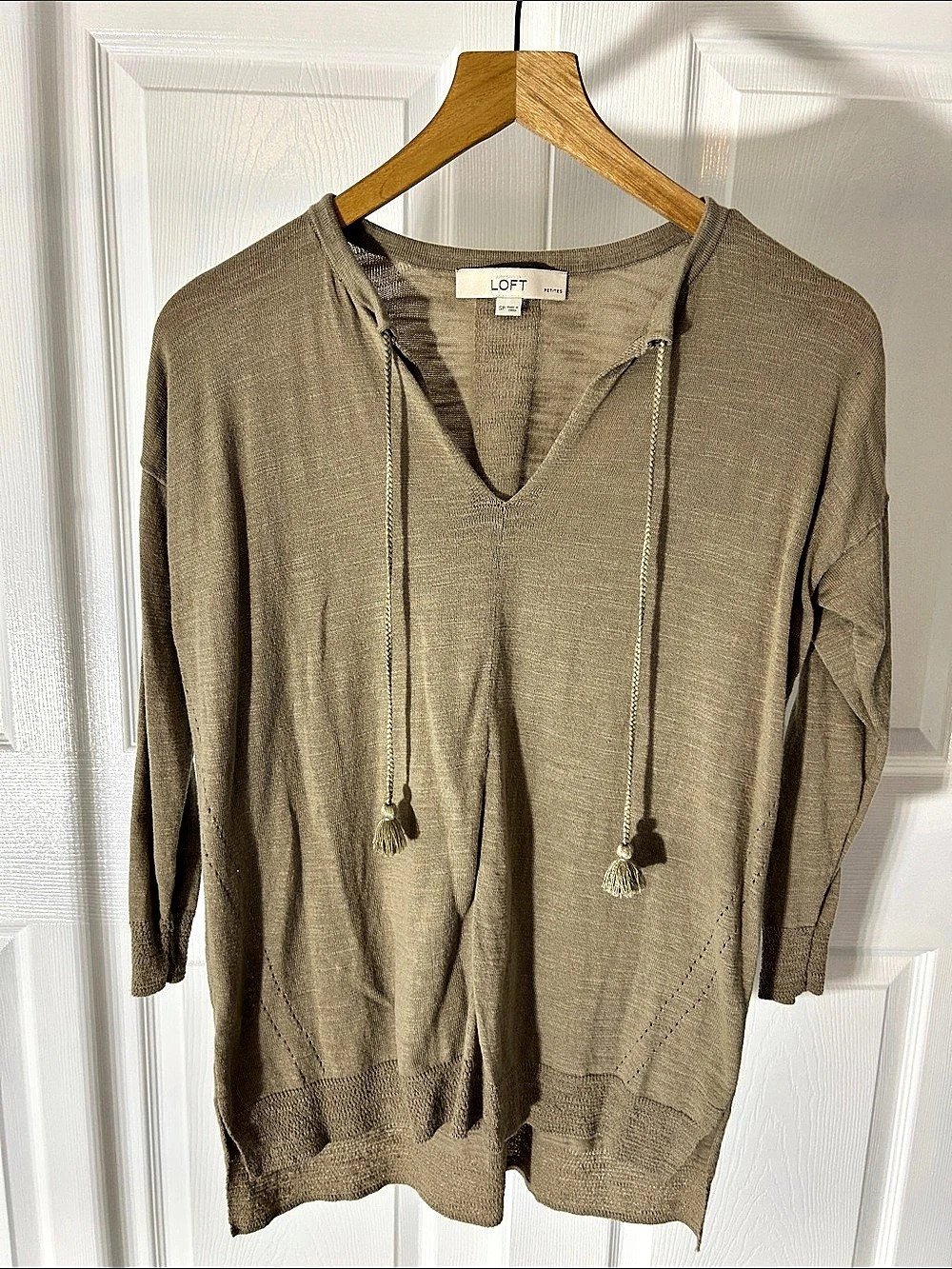 LOFT V-Neck Sweater in Brown Size Small petite